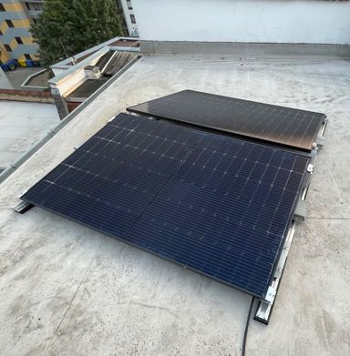 Mini PV Anlage auf Dach mit Folieneindeckung